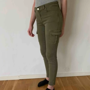  - Knappt använda militärgröna byxor i storlek 34. Köparen står för frakten men kan mötas upp i Helsingborg.