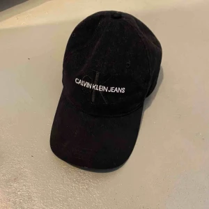  - Rätt ny Calvin Klein Keps, använd 3 ggr och 9/10 skick bara lite luddig men det går och ta bort, PRIS KAN DISKUTERAS