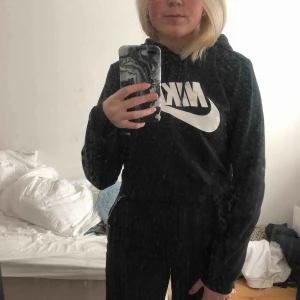  - Croppad hoodie från nike. Frakt tillkommer. Sparsamt använd. 
