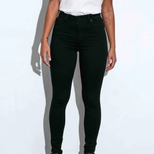  - Svarta Levis Mile high jeans i storlek 24/32. Dock så har jag klippt av en liten bit då dom var alldeles för långa för mig. Så dom kanske är 30-31 i längd. Endast använda en gång.