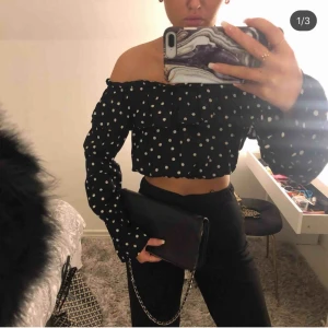  - En så fin blus som är slutsåld som kommer från Linn Ahlborg x nakd. Den är så gullig och passa till allt. 