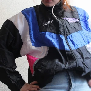 Intersport vindjacka stl M - Vindjacka fr Intersport, stl M. Herrmodell, men snygg oversize på tjej tyxker jag! Fint skick. Skriv vid frågor och skriv om du vill ha fler bilder! Frakt ca 44kr 