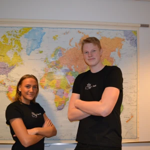 Forast UF T-shirt - Vi är ett UF-företag som säljer Unisex T-shirts gjorda på 100% ekologisk och rättvisemärkt bomull där vi för varje såld produkt låter plantera ett träd i östra Afrika genom VI-skogen. Frakt + 49kr. Har ni frågor om plagget eller annat så fråga gärna:)