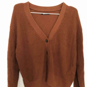  - Mysig stickad kofta från Gina tricot i ”rostig röd/ orange” färg. Sitter riktigt snyggt och lite oversized. Pris går att diskutera