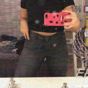  - Svart/grå raka eller kick-flare jeans⚡️⚡️