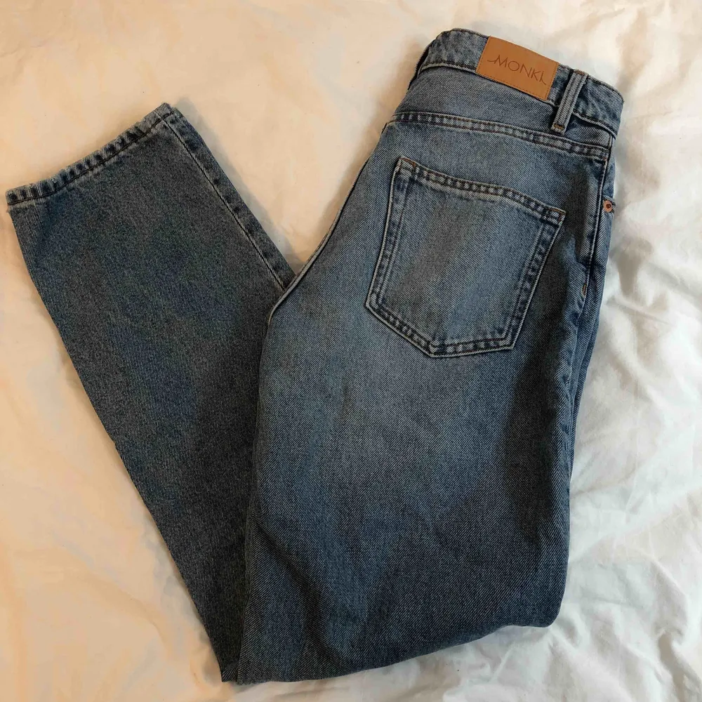 Snygga high waist jeans från Monki, använda men i jättefint skick. Frakt tillkommer!. Jeans & Byxor.
