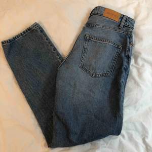 Snygga high waist jeans från Monki, använda men i jättefint skick. Frakt tillkommer!