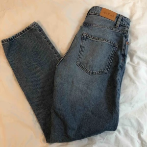  - Snygga high waist jeans från Monki, använda men i jättefint skick. Frakt tillkommer!
