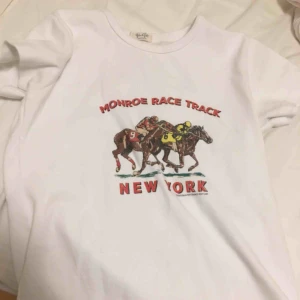  - Vit graphic T-shirt från Brandy Melville 