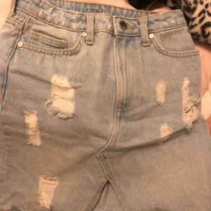  - Sjukt snygg jeanskjol från H&M , perfekt inför våren/sommaren som är nu snart 🥰