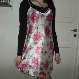  - Söt klänning i siden med blommor🌷aldrig använd 
