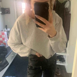  - säljer denna sweatshirt från weekday, aldrig använd💕