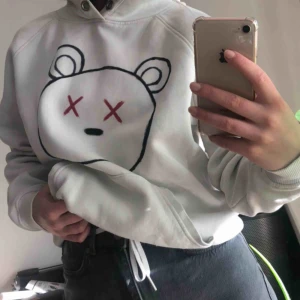  - Budgivning pågår (300) Thriftad hoodie, ursprung från bikbok  Funkar både för S/M  Frakt på 105kr 