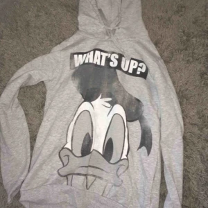  - En Hoodie i storlek SMALL, med motiv av Kalle Anka. Använd 1 gång. Säljes då den inte kommer till användning. •Köparen står för frakt! 