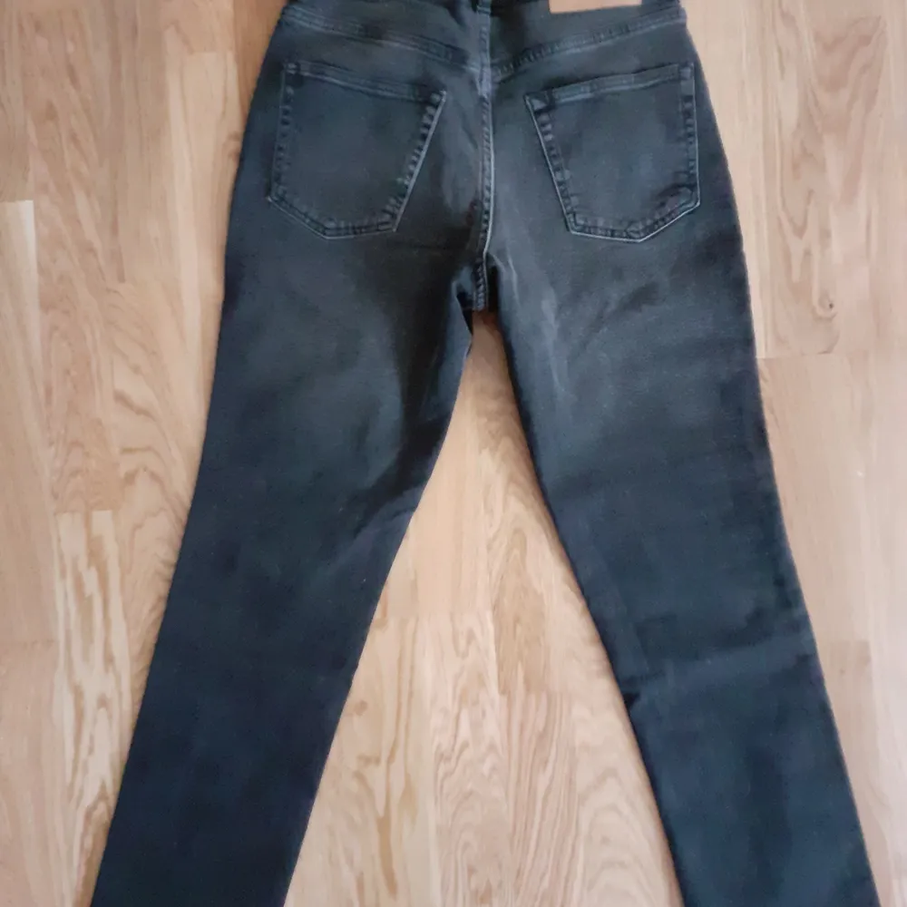 Nya cheep monday modellen är ganska rak heter revive salt and pepper black st 26/32. Jeans & Byxor.