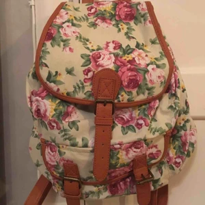  - En jättesöt och oanvänd ryggsäck som inte kommer till användning. Har aldrig använt den så den är i nyskick! Insåg att den inte riktigt var min stil efter att jag hade köpt den. •Köparen står för frakt!🌸