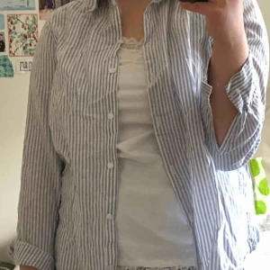  - vit och blårandig skjorta från hm :) lätt och härlig till sommaren 😌✌️