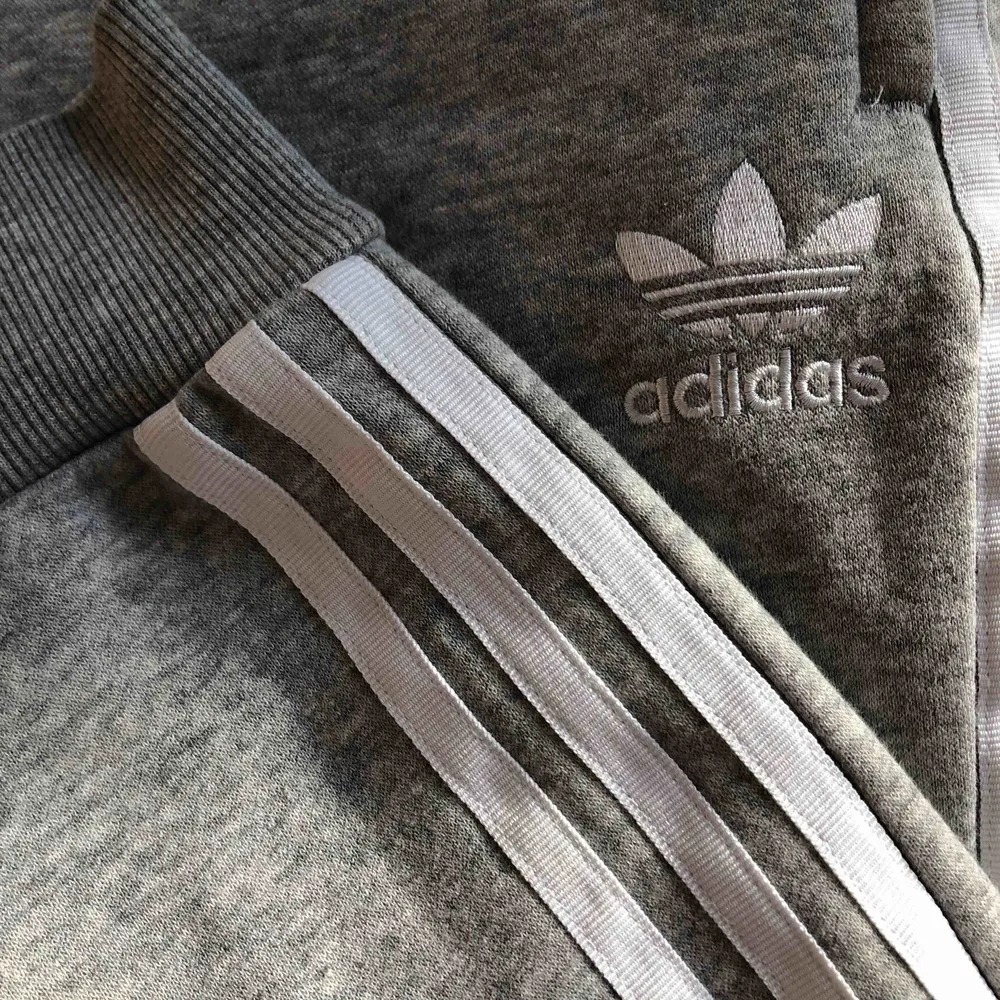 Supersköna grå mjukisbyxor från adidas 🖤. Jeans & Byxor.