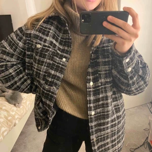  - Rutig jacka från H&M köpt endast för en månad sedan. 200+ frakt om inte något annat bud