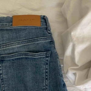 Gant - Bootcut jeans från Gant, storlek 160 men sitter som xs, använda max 3 ggr, köpta från Cenino Donna för 999kr Tyvär för små för mig men sitter sjukt bra👖👖