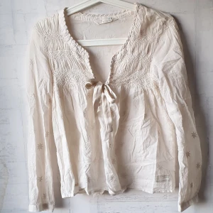 Odd Molly blus - En så söt Odd Molly blus som tyvärr inte längre passar. Har samma passform som blusen i bild 2 (säljer blusen i bild 1). Är i nyskick då den knappt använts. Köparen står för frakten och jag samfraktar gärna🥰
