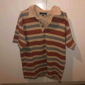  - En oversize randig t-shirt från Humana Secondhand 🧡 Använd några gånger och är jätte fräsch! Skriv om ni har några frågor ✨