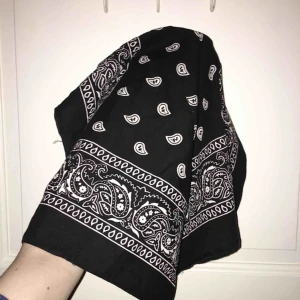  - Säljer denna snygga bandanan som man bland annat kan ha i håret. Aldrig använd bara testad. Mått är 50x50 cm 🖤(sista bilden är inte min)