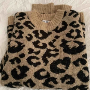 stickad tröja nakd  - Stickad tröja från nakd. Storlek xxs men ganska oversized. Säljer pga den inte kommer till användning längre ✨💗