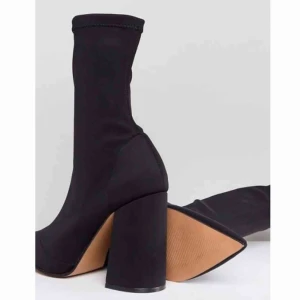  - Säljer trendiga strumpklackar ifrån asos. Knappt använda. Dock en liten tråd längst upp som lossnat!  Möts i Stockholm eller skickar. Köparen betalar frakten🌸