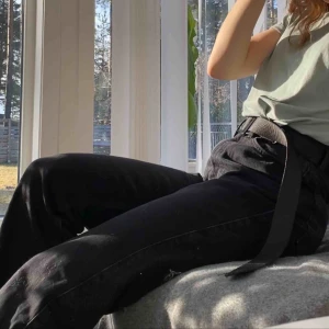  - Fina Weekday jeans i modellen Row som jag köpte i för stor storlek för mig. Aldrig använda endast provade därmed i nyskick. Pris kan diskuteras. Nypris 500kr. Köparen står för frakt. Jag är 170cm o byxorna täcker fotknölarna när jag står upp.