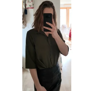  - Olivgrön Blus, köppt på Zalando Köparen står för frakt!
