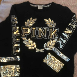  - Säljer en svart tjocktröja med glittriga detaljer från Victoria Secrets märke PINK. Den är köpt i London för runt 800kr i storlek Small. Den är använd fåtal gånger och ser helt ny ut, säljer därför nu för 500 men priset går att diskutera. 