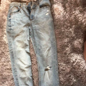  - Säljer att par super snygga Jeans i stork S med slitningar på, super somriga 💞🤪🤪