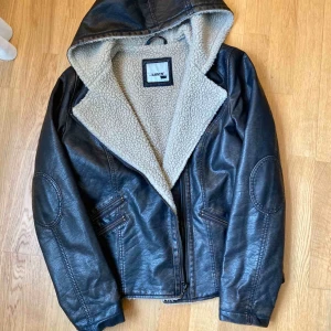  - Säljer en brun jacka från Levis, använd ett fåtal gånger. Passar storlek S och M. Den har ett beige och mysigt teddyfoder. 100kr plus porto.