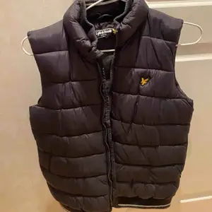 Skön väst från lyle and scott, passar xs-s 