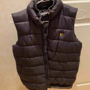  - Skön väst från lyle and scott, passar xs-s 