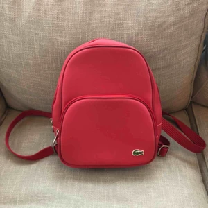  - Praktisk liten väska från Lacoste med otroligt snygg insida. Bra om man vill ha en snygg och inte alldeles för stor ryggsäck. Bara 150 spänn!