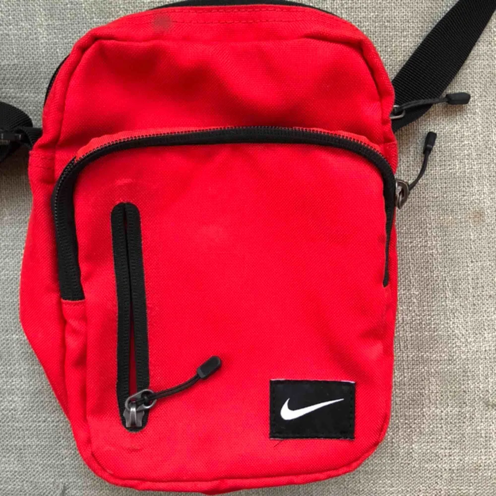 En liten men otroligt rymlig Nike-bag, med en liten fläck som man ser på andra bilden och därför för enbart 50 kronor, nypris runt 300 (köpte i Köpenhamn för tre år sedan). Annars i jättebra skick! . Väskor.