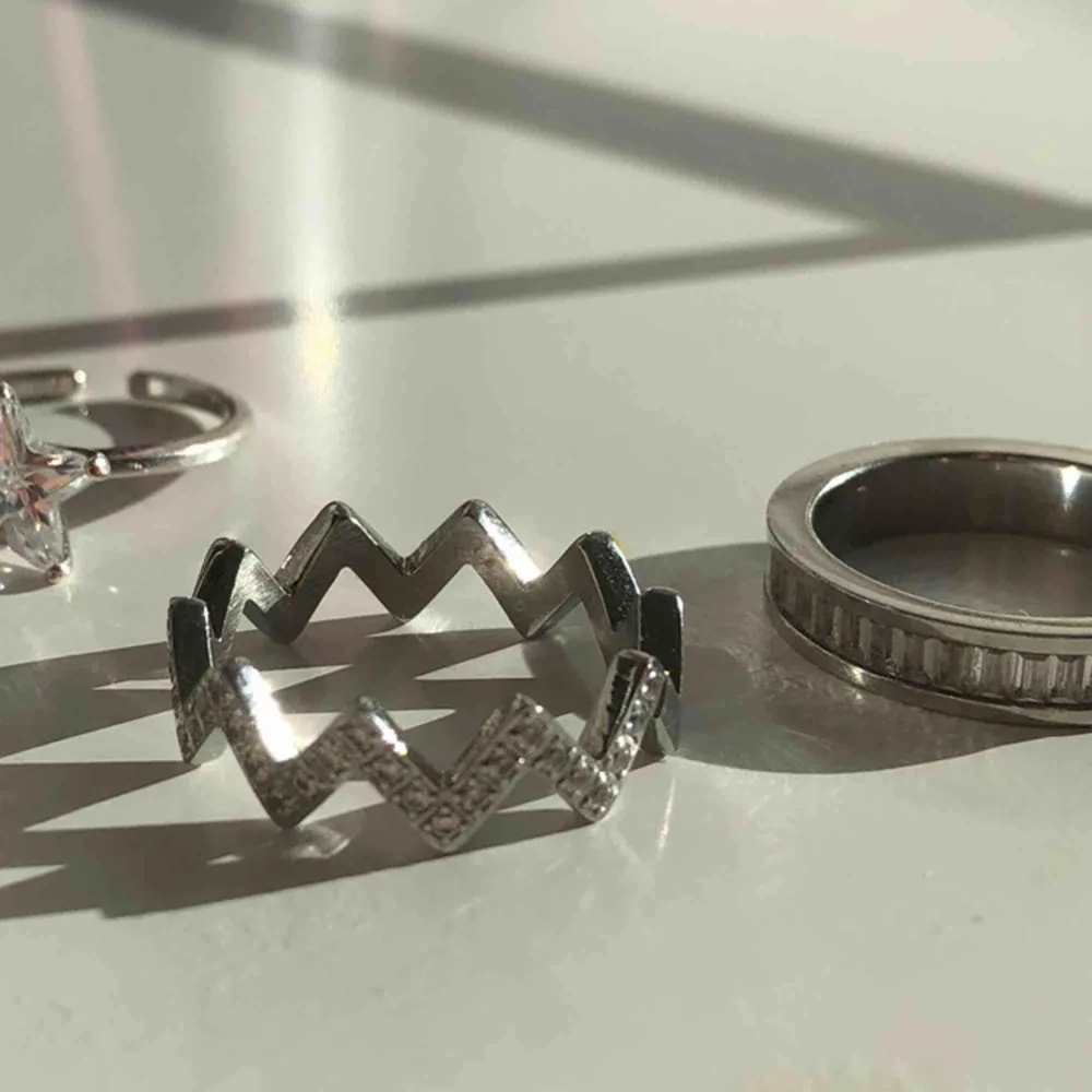 Säljer dessa ringar från Edblad⛓💛 11kr frakt tillkommer!! ❌Bara stjärnringen finns kvar❌. Accessoarer.
