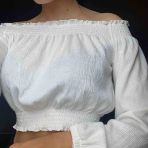  - En jättefin vit kort offshoulder topp med tunt tyg. använd få gånger och i väldigt bra skick. Storlek S men skulle men passar Xs också, säljer pga för liten för mig och använder inte 💝💝