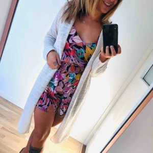  - Ytterst lite använd benvit öppen tröja.