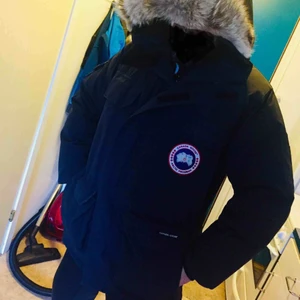  - Säljer en knappt använd Canada Goose jacka!  Skön att att när det är kallt ute och även väldigt snygg! Som sagt, knappt använd och har ett riktigt bra pris. 