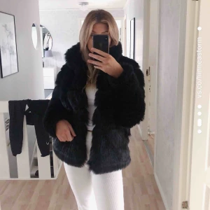  - Svart fuskpäls, ganska stor i formen. Använd några fåtal gånger