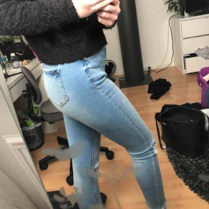  - Ljusblåa jeans från NewYorker som formar kroppen jättefint. Står att det är W30 men passar även mindre då dom är högmidjade. Frakt tillkommer 