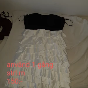 Axellös klänning - Använd 1 gång, guld dragkedja i ryggen 