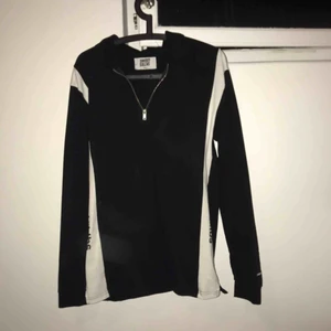  - Skjorttröja sweet sktbs med half zip och snygga detaljer på sidorna, använd enstaka gång.