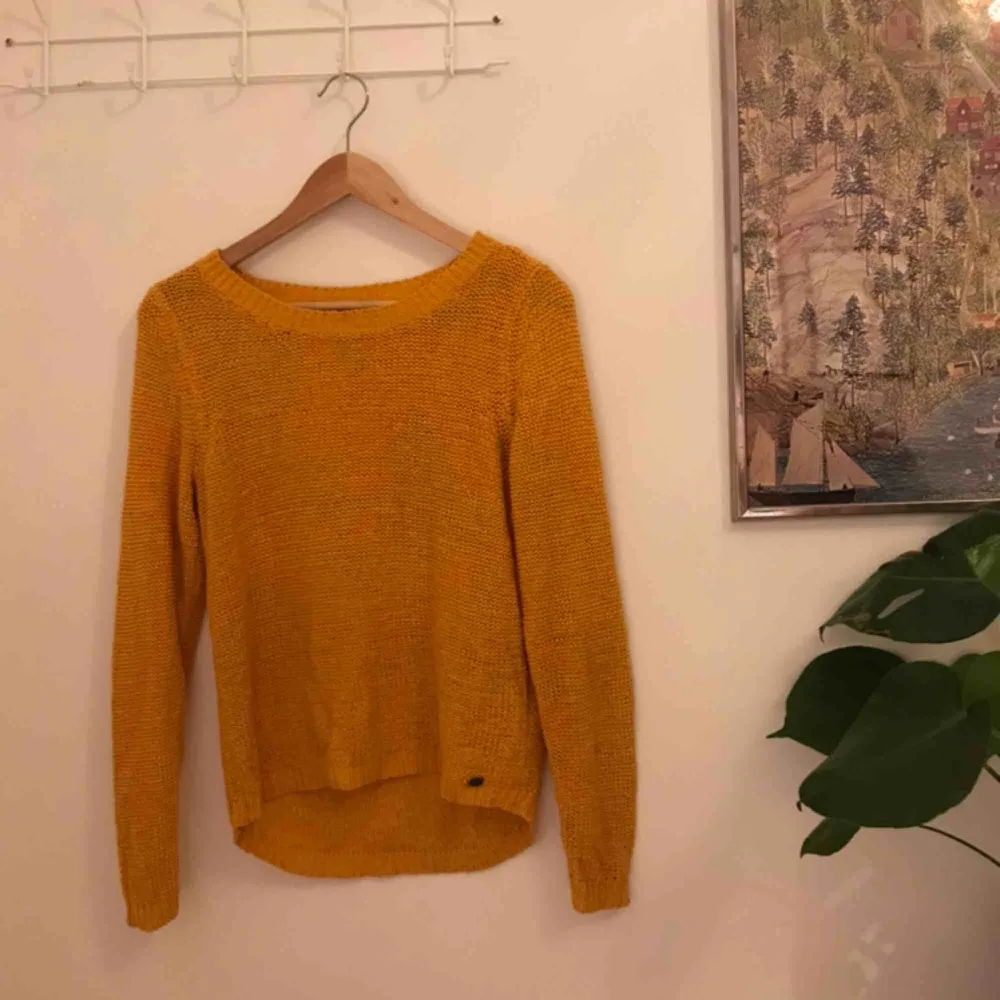 Höstig senapsgul stickad tröja från Vero Moda. Är i gott skick. Kan mötas upp i Stockholm eller frakta! (Köparen står för frakten). Tröjor & Koftor.