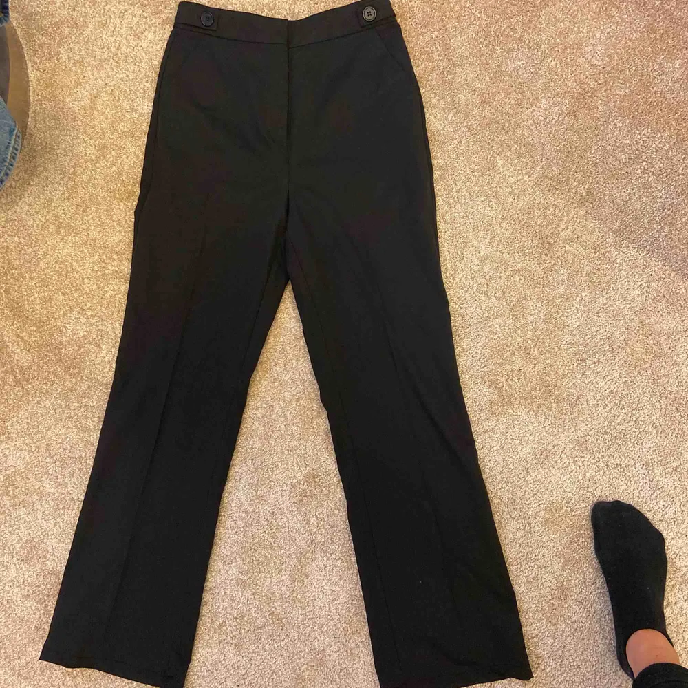 Säljer snyggaste bootcut kostymbyxorna från NAKD!  Aldrig använda och säljer dom pga för stora:(   Dom är jätte sköna och snygg form. Köpare står för frakt💗. Jeans & Byxor.