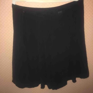  - Storlek M, knappt använd pga inte min stil helt enkelt. Har en dragkedja på sidan. Frakt är inkluderat!