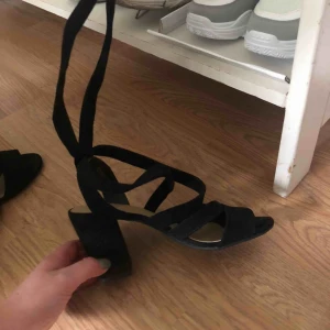  - Svarta klackar från dinsko. Använda en gång. Klacken är ungefär 7cm. Kan frakta men köparen står för frakt ❣️